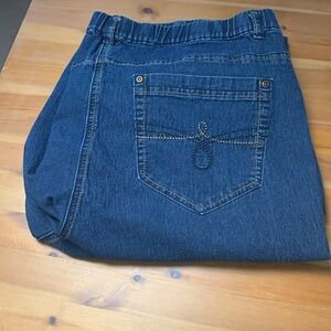 Pennington’s Denim Capris, Medium Weight, Back Pockets, Elastic Waist w Stretch